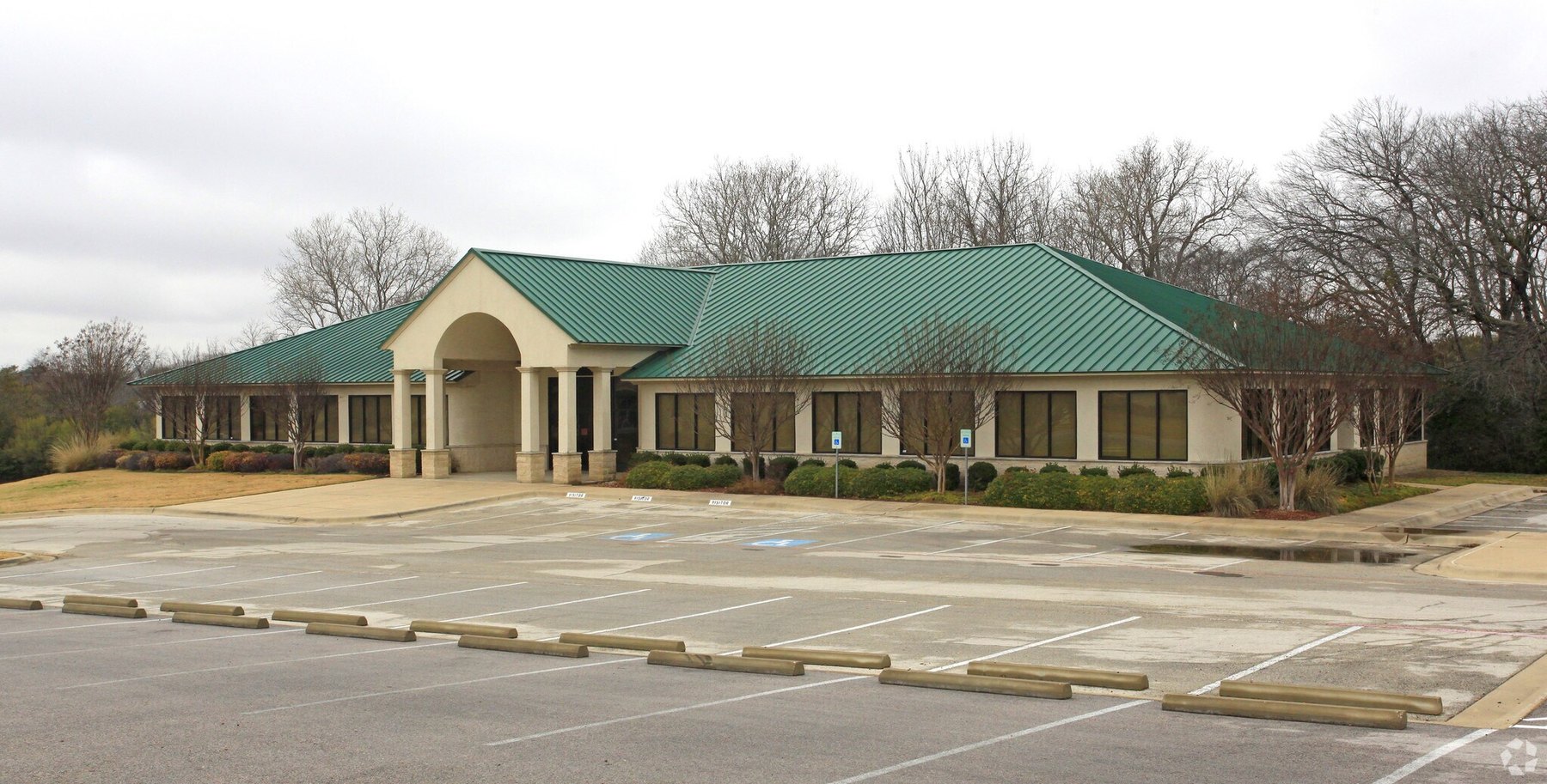 Front exterior of the office building at 2002 W Scott Blvd, Temple TX